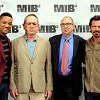  فیلم سینمایی مردان سیاه پوش ۳ با حضور تامی لی جونز، جاش برولین، ویل اسمیت و Barry Sonnenfeld