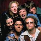  سریال تلویزیونی That '70s Show با حضور Ashton Kutcher، Danny Masterson، لورا پرپون، میلا کونیس، Wilmer Valderrama و Topher Grace