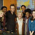  سریال تلویزیونی Community با حضور دنی پودی، Gillian Jacobs، Joel McHale، Yvette Nicole Brown، الیسون بری، دونالد گلاور و Betty White
