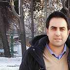 تصویری از امین نبی اللهی، مجری سینما و تلویزیون در حال بازیگری سر صحنه یکی از آثارش