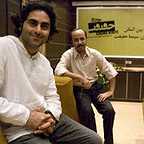 تصویری از مسعود بخشی، کارگردان و نویسنده سینما و تلویزیون در حال بازیگری سر صحنه یکی از آثارش