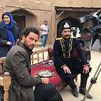 تصویری از میلاد میرزایی، بازیگر سینما و تلویزیون در حال بازیگری سر صحنه یکی از آثارش