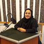 تصویری از نازنین مهیمنی، مجری سینما و تلویزیون در حال بازیگری سر صحنه یکی از آثارش