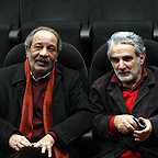 تصویری از داریوش فرهنگ، کارگردان و بازیگر سینما و تلویزیون در حال بازیگری سر صحنه یکی از آثارش به همراه محمد هاشمی
