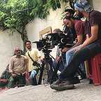 تصویری از بابک سعیدی، نورپرداز و فیلمبردار سینما و تلویزیون در حال بازیگری سر صحنه یکی از آثارش