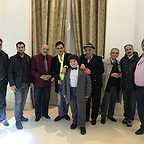 تصویری از رضا ریاحی، بازیگر سینما و تلویزیون در حال بازیگری سر صحنه یکی از آثارش