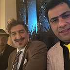 تصویری از رضا ریاحی، بازیگر سینما و تلویزیون در حال بازیگری سر صحنه یکی از آثارش