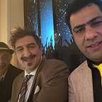 تصویری از رضا ریاحی، بازیگر سینما و تلویزیون در حال بازیگری سر صحنه یکی از آثارش