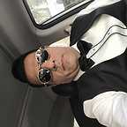 تصویری از رضا ریاحی، بازیگر سینما و تلویزیون در حال بازیگری سر صحنه یکی از آثارش