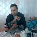 تصویری از رضا ریاحی، بازیگر سینما و تلویزیون در حال بازیگری سر صحنه یکی از آثارش