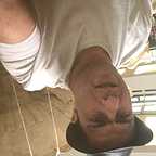 تصویری از رضا ریاحی، بازیگر سینما و تلویزیون در حال بازیگری سر صحنه یکی از آثارش