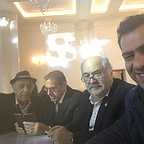 تصویری از رضا ریاحی، بازیگر سینما و تلویزیون در حال بازیگری سر صحنه یکی از آثارش