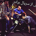 تصویری از عادل الحمدان، بازیگر سینما و تلویزیون در حال بازیگری سر صحنه یکی از آثارش