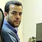 تصویری از جلال صالحی حاجت، تهیه کننده سینما و تلویزیون در حال بازیگری سر صحنه یکی از آثارش