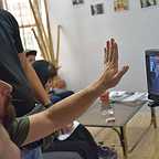 تصویری از حسین گنج خانی، بازیگر سینما و تلویزیون در حال بازیگری سر صحنه یکی از آثارش