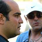 تصویری از مجید وحیدیان، نویسنده و کارگردان سینما و تلویزیون در حال بازیگری سر صحنه یکی از آثارش