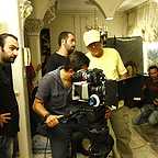 تصویری از مجید وحیدیان، نویسنده و کارگردان سینما و تلویزیون در حال بازیگری سر صحنه یکی از آثارش
