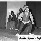 تصویری از مسعود حشمت، بازیگر و نویسنده سینما و تلویزیون در حال بازیگری سر صحنه یکی از آثارش