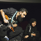 تصویری از رائد تمیمی، بازیگر سینما و تلویزیون در حال بازیگری سر صحنه یکی از آثارش
