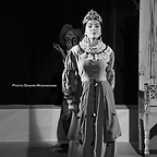 تصویری از مونا کرمی، بازیگر سینما و تلویزیون در حال بازیگری سر صحنه یکی از آثارش