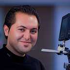 تصویری از عارف نامور، مدیر فیلم برداری و بازیگر سینما و تلویزیون در حال بازیگری سر صحنه یکی از آثارش