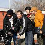 تصویری از عارف نامور، مدیر فیلم برداری و بازیگر سینما و تلویزیون در حال بازیگری سر صحنه یکی از آثارش