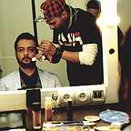 تصویری از عماد صمدی، چهره‌پرداز و بازیگر سینما و تلویزیون در حال بازیگری سر صحنه یکی از آثارش