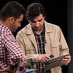 تصویری از محمد حسین بدری، مجری سینما و تلویزیون در حال بازیگری سر صحنه یکی از آثارش