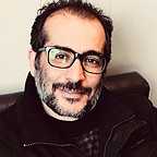 تصویری از علی کامرانی، بازیگر سینما و تلویزیون در حال بازیگری سر صحنه یکی از آثارش