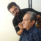 تصویری از بهرام علی اکبری، طراح گریم سینما و تلویزیون در حال بازیگری سر صحنه یکی از آثارش