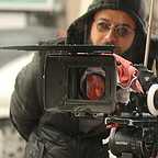 تصویری از بهادر فتاح طاری، عکاس و تدوینگر سینما و تلویزیون در حال بازیگری سر صحنه یکی از آثارش