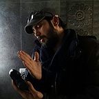 تصویری از احسان غفوریان، مدیر فیلم برداری و فیلمبردار سینما و تلویزیون در حال بازیگری سر صحنه یکی از آثارش