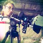 تصویری از سعید خسروانی، بازیگر و دستیار دوم فیلمبردار سینما و تلویزیون در حال بازیگری سر صحنه یکی از آثارش