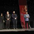 تصویری از میلاد معتمدی فر، کارگردان سینما و تلویزیون در حال بازیگری سر صحنه یکی از آثارش