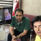 تصویری از سیدرضا آل‌احمدی، دستیاراول کارگردان و برنامه‌ریزی سینما و تلویزیون در حال بازیگری سر صحنه یکی از آثارش