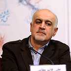 تصویری از علی قائم‌مقامی، مدیر تولید و جانشین تولید سینما و تلویزیون در حال بازیگری سر صحنه یکی از آثارش