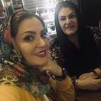 تصویری از مژگان رستمی، بازیگر سینما و تلویزیون در حال بازیگری سر صحنه یکی از آثارش