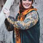 تصویری از مژگان رستمی، بازیگر سینما و تلویزیون در حال بازیگری سر صحنه یکی از آثارش