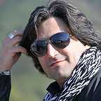 تصویری از علیرضا خوش پیک، بازیگر سینما و تلویزیون در حال بازیگری سر صحنه یکی از آثارش