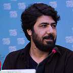 تصویری از محمود غفاری، تدوینگر و کارگردان سینما و تلویزیون در حال بازیگری سر صحنه یکی از آثارش