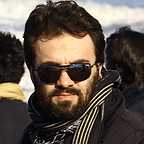 تصویری از روح‌الله سهرابی، کارگردان و نویسنده سینما و تلویزیون در حال بازیگری سر صحنه یکی از آثارش