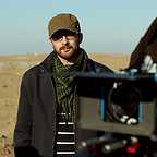 تصویری از مهرداد نقیبی راد، بازیگر سینما و تلویزیون در حال بازیگری سر صحنه یکی از آثارش