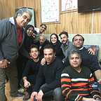 تصویری از مهرداد احمدی، بازیگر و دستیاراول کارگردان سینما و تلویزیون در حال بازیگری سر صحنه یکی از آثارش