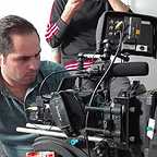 تصویری از اسد آتش بیگی، دستیار کارگردان و برنامه‌ریزی سینما و تلویزیون در حال بازیگری سر صحنه یکی از آثارش