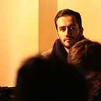 تصویری از سجاد اسدی، بازیگر سینما و تلویزیون در حال بازیگری سر صحنه یکی از آثارش