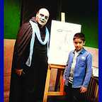 تصویری از بهرام بهرامی، بازیگر سینما و تلویزیون در حال بازیگری سر صحنه یکی از آثارش