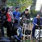 تصویری از رضا نسیمی، طراح گریم و بازیگر سینما و تلویزیون در حال بازیگری سر صحنه یکی از آثارش
