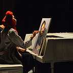 تصویری از شکوفه حیدریان، بازیگر سینما و تلویزیون در حال بازیگری سر صحنه یکی از آثارش