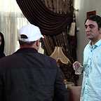 تصویری از امیرحسین داوودی، بازیگر سینما و تلویزیون در حال بازیگری سر صحنه یکی از آثارش