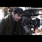 تصویری از جعفر رجبی، دستیار کارگردان و بازیگر سینما و تلویزیون در حال بازیگری سر صحنه یکی از آثارش